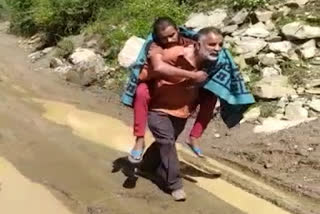 Carrying the sick on the back was taken to the hospital