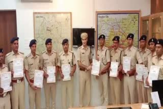 Policemen rewarded on arrest of members of Baba Parisht gang