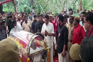 thousands of people came  kodiyeri balakarishnan  kodiyeri balakarishnans body  kodiyeri balakarishnan death  kodiyeri balakarishnans body at public viewing  public viewing at his home  kodiyeri balakarishnans death updations  latest news in kannur  latest news today  ജന്മനാടിനോട് വിട ചൊല്ലി കോടിയേരി  അവസാനമായി കാണാനെത്തിയത് ആയിരങ്ങള്‍  കോടിയേരി ബാലകൃഷ്‌ണന്‍റെ ഭൗതിക ശരീരം  വീട്ടില്‍ പൊതുദര്‍ശനത്തിന് വച്ചപ്പോള്‍  അന്ത്യമോപചാരം അര്‍പ്പിക്കാനെത്തിയത്  കോടിയേരിയുടെ മരണം  കണ്ണൂര്‍ ഏറ്റവും പുതിയ വാര്‍ത്ത  സിപിഐഎം  ഇന്നത്തെ പ്രധാന വാര്‍ത്ത