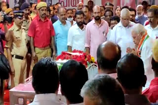 governor arif muhammed khan  arif muhammed khan paid tributes to kodiyeri  kodiyeri balakrishnan death azheekodan mandiram  കോടിയേരിക്ക് അന്തിമോപചാരം അർപ്പിച്ച് ഗവർണർ  കോടിയേരി ബാലകൃഷ്‌ണന് അന്തിമോപചാരം  ഗവർണർ ആരിഫ് മുഹമ്മദ് ഖാൻ  അഴീക്കോടൻ മന്ദിരം