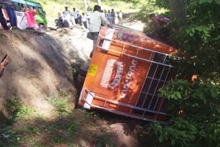 One dead  Bus accident in kashmir  കശ്‌മീരില്‍ ബസ് അപകടം  കശ്‌മീരില്‍ ബസ് താഴ്‌ചയിലേക്ക് മറിഞ്ഞു  ബസ്  ബസ് അപകടം  ശ്രീനഗര്‍ വാര്‍ത്തകള്‍  ജമ്മു കശ്‌മീര്‍ വാര്‍ത്തകള്‍  national news updates  latest news in kashmir  kashmir newws updates  മൗംഗ്രി ഖോർ ഗലി