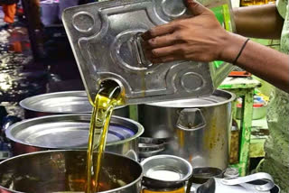 While a decline in Edible oils price this festive season compared to previous years, retail prices of edible oils expected to come down further according to Ministry of Consumer Affairs, Food and Public Distribution. The Ministry claims prices of various commodities including gram dal, onion, tomato, and tea too have decreased.
