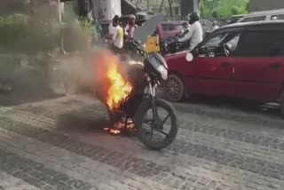 motorist threw petrol on his bike  motorist fired petrol on his bike  bike set on fire  bike fire  traffic police stopped motorist  വാഹനം തടഞ്ഞ് ട്രാഫിക് പൊലീസ്  ട്രാഫിക് പൊലീസിനെതിരെ പ്രതിഷേധം  വാഹനത്തിന് തീ കൊളുത്തി  ബൈക്കിന് തീ വച്ചു  ബൈക്കിൽ പെട്രോൾ ഒഴിച്ച് തീ വച്ചു  ബൈക്കിന് തീപിടിച്ചു  ബൈക്കിന് തീ വച്ച് യാത്രികൻ  ബൈക്ക് യാത്രക്കാരൻ ബൈക്കിന് തീവച്ചു  ബൈക്ക് തടഞ്ഞുനിർത്തി ട്രാഫിക് പൊലീസ്  ബൈക്കിന് തീകൊളുത്തി യാത്രികൻ  ബൈക്കിന് നടുറോഡിൽ വച്ച് തീകൊളുത്തി യാത്രികൻ