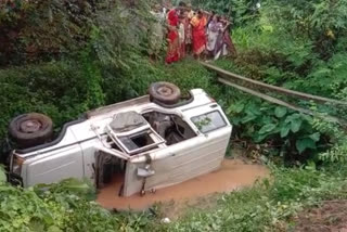 जमुई में पुलिस गश्ती वाहन नहर में पलटा