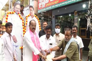 TRS leader Rajanala Srihari distributes liquor and chicken to Warangal locals video viral