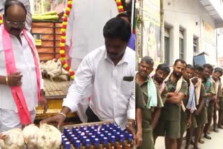 Telangana TRS Alcohol chickens Distribution  criticism against Dussehra gifts  criticism against Dussehra gifts by TRS Party  തൊഴിലാളികള്‍ക്ക് മദ്യവും കോഴിയും  ദസറ സമ്മാനം  ടിആര്‍എസ്‌ ദേശീയ പാര്‍ട്ടി  മുഖ്യമന്ത്രി കെസിആര്‍  വ്യവസായ മന്ത്രി കെടിആര്‍