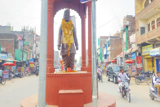 shastri statue eye thief theft in bhind