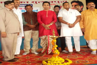 Kumar Vishwas takes a dig at Raj Congress in kavi sammelan in Bhilwara