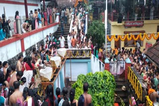 children wrote their first letters  kottayam panachikkadu south mookambika temple  kottayam mookambika temple  vidyarambham at kottayam  south mookambika temple at kottayam  vijayadashimi at kottayam  latest news in kottayam  latest news today  കോട്ടയം പനച്ചിക്കാട് ദക്ഷിണ മൂകാംബിക  വിദ്യാരംഭം കുറിച്ച് കുരുന്നുകള്‍  കോട്ടയം പനച്ചിക്കാട് ക്ഷേത്രം  കുട്ടികളെ എഴുത്തിനിരുത്തി  വൻ ഭക്ത ജനങ്ങളാണ് ക്ഷേത്രത്തിലേയ്‌ക്കെത്തിയത്  കോട്ടയം ഏറ്റവും പുതിയ വാര്‍ത്ത  ഇന്നത്തെ പ്രധാന വാര്‍ത്ത  വിജയദശമി ദിന വാര്‍ത്ത