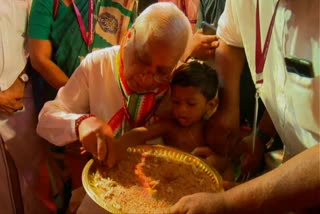 trivandrum  governor arif mohammad khan  vijayadashami  തിരുവനന്തപുരം  ഗവര്‍ണർ ആരിഫ് മുഹമ്മദ് ഖാന്‍  വിദ്യാരംഭം  അറിവിന്‍റെ ആദ്യക്ഷരം പകർന്ന് നൽകി ഗവര്‍ണർ