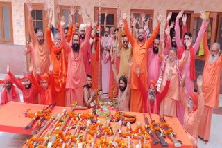 Dussehra was celebrated by worshiping weapons in the akharas of Haridwar