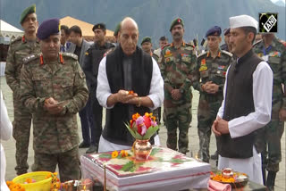 Defense Minister  Defense Minister visited army camp at Auli  Defense Minister performs Shastra Puja  army camp at Auli  Vijayadashmi  Uttarakhand army camp  national news  malayalam news  മലയാളം വാർത്തകൾ  ദേശീയ വാർത്തകൾ  കേന്ദ്ര പ്രതിരോധ മന്ത്രി  വിജയദശമി  ഔലിയിലെ സൈനിക ക്യാമ്പിൽ സന്ദർശനം  മന്ത്രി ശാസ്‌ത്ര പൂജ നടത്തി  രാജ്‌നാഥ് സിംഗ്