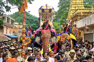 ಅಂಬಾರಿ ಮೇಲೆ ಸಾಗಿದ ತಾಯಿ ಚಾಮುಂಡೇಶ್ವರಿ