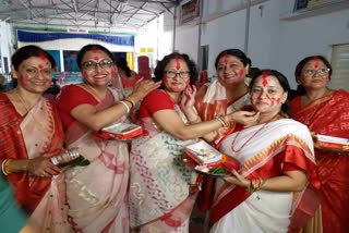 Bengali women followed the tradition of playing vermilion