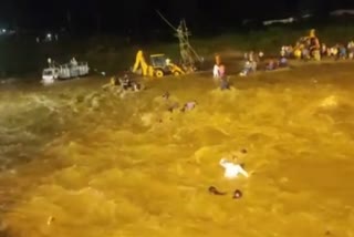 Etv Bharatதுர்கா சிலையை கரைக்கும் ஆற்றில் திடீர் வெள்ளம் - நீரில் மூழ்கி 7 பேர் உயிரிழப்பு