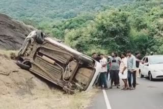 கவியருவி மலைப்பாதையில் கார் கவிழ்ந்து விபத்து