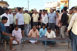 Traders of Haidernagar blocked road
