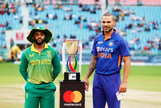 INDIA VS SOUTH AFRICA FIRST ODI MATCH TOSS REPORT  INDIA VS SOUTH AFRICA  IND VS SA  ഇന്ത്യ VS സൗത്താഫ്രിക്ക  പ്രോട്ടീസിനെതിരെ ഇന്ത്യക്ക് ബോളിങ്  ടോസ് ഇന്ത്യയ്ക്ക്  ആദ്യ ഏകദിനത്തില്‍ മഴക്കളി  സഞ്ജു സാംസണ്‍  റിതുരാജ് ഗെയ്‌ക്‌വാദ്  ശിഖർ ധവാൻ