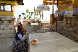 ls-speaker-om-birla-in-indonesia-visited-uluwatu-temple