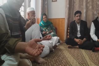 mehbooba-mufti-visits-hajin-to-pay-condolences-to-the-ex-mla-ab-aziz-parrays-family