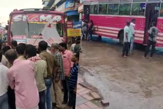 mvd imposed fine to sigma bus  sigma bus in kannur  students were not allowed to enter into the bus  ot allowed to enter into the bus in rain  thalassery sigma bus  students stand in rain  kannur sigma bus incident  latest news today  latest bus controversy in kannur  തലശ്ശേരിയിൽ വിദ്യാർത്ഥികളെ ബസിൽ കയറ്റാതെ  വിദ്യാർത്ഥികളെ മഴയത്ത് നിർത്തിയ സംഭവം  സിഗ്മ ബസിന് മോട്ടോര്‍ വാഹന വകുപ്പിന്‍റെ പിഴ  mvd imposed fine on sigma bus  മോട്ടോര്‍ വാഹന വകുപ്പിന്‍റെ പിഴ  സിഗ്മ എന്ന സ്വകാര്യ ബസ്  രാവിലെ വിദ്യാർഥികളെ മഴയത്ത് നിർത്തി  വീഡിയോ സോഷ്യൽ മീഡിയയിൽ പ്രചരിച്ചു  ബസിന് മോട്ടോർ വാഹന വകുപ്പിന്‍റെ പിഴ  കണ്ണൂർ ഇന്നത്തെ പ്രധാന വാര്‍ത്ത  കണ്ണൂര്‍ ബസ്  സിഗ്മ ബസ് വിവാദം  വിദ്യാർഥികളെ മഴയത്ത് നിര്‍ത്തി ബസ് ജിവനക്കാര്‍