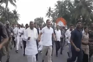 Bharat Jodo Yatra: ராகுலுடன் கைகோர்த்து ஓடிய சித்தாரமய்யா...!