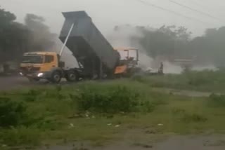 Road asphalting in rain