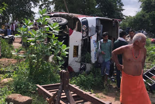 chhatarpur bus hit tractor