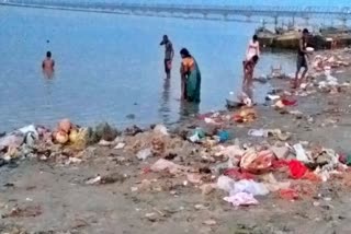 दुर्गा पूजा के बाद पटना के गंगा घाट पर लगा कचरा का ढेर