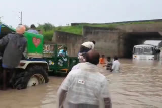 पाणी साचलेल्या रस्त्यावर अडकलेली बस ग्रामस्थांनी ट्रॅक्टर लावून काढली बाहेर, पहा व्हिडीओ