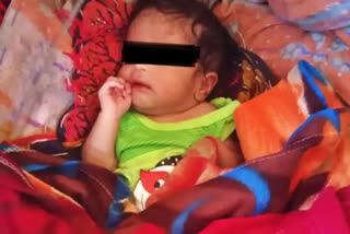 Infant survives miraculously  saved by villagers in the nick of time  Malda West Bengal  Naya Bilaimari village in Ratua block  15 day old girl child was rescued by villagers  fifteen day old infant  infant floated in ganga river  latest national news  latest news today  ഗംഗ നദിയില്‍ ഒഴുക്കില്‍ പെട്ട  പതിനഞ്ച് ദിവസം പ്രയാമുള്ള കുട്ടി  കുട്ടിയെ അതിസാഹസികമായി രക്ഷപെടുത്തി  പതിനഞ്ച് ദിവസം പ്രായമുള്ള കുട്ടിക്ക് രക്ഷയായി  മാല്‍ദ ജില്ല  നയ ബിലൈയ്‌മാരി ഗ്രാമത്തിലെ പ്രദേശവാസികള്‍  അതിസാഹസികമായാണ് പ്രദേശവാസികള്‍ രക്ഷപെടുത്തിയത്  ഏറ്റവും പുതിയ ദേശീയ വാര്‍ത്ത  ഇന്നത്തെ പ്രധാന വാര്‍ത്ത  വെസ്‌റ്റ് ബംഗാള്‍ ഏറ്റവും പുതിയ വാര്‍ത്ത