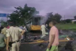 nashik bus accident  നാസിക്  നാസിക് മഹാരാഷ്‌ട്ര  Maharashtra  Nashik Maharashtra bus accident  Bus Catches Fire in nashik  bus caught fire in nashik  ബസിന് തീപിടിച്ചു  സ്വകാര്യ ബസ്  നാസിക്കിൽ സ്വകാര്യ ബസ് കത്തിനശിച്ചു  നാസിക് പൊലീസ്  nashik accident news  nashik bus fire news