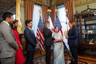 Shefali Razdan Duggal  Shefali Razdan Duggal netherlands us ambassador  netherlands us ambassador  Shefali Razdan Duggal swearing ceremony  നെതര്‍ലാന്‍ഡസിലെ യുഎസ് നയതന്ത്ര പ്രതിനിധി  അമേരിക്കന്‍ വൈസ് പ്രസിഡന്‍റ്  കമല ഹാരിസ്  ഷെഫാലി റസ്‌ദാന്‍ ദുഗ്ഗല്‍