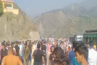 students-blocked-jammu-srinagar-national-highway-at-chandenkote-after-speedy-vehicle-hit-student