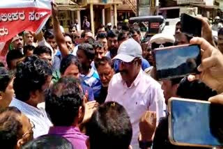 protest-demanding-road-repair-in-kalasa