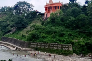 Devotees diving in Kho river