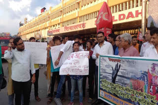 north-kolkata-bjp-yuva-morcha-protest-at-sealdah-station-over-mal-river-incident
