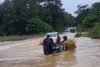 People crossing Shernala risking their lives