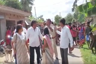 villagers-stop-congress-delegation-from-going-to-deceased-minor-girl-house-in-jangipara