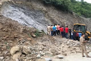 Etv BharatLandslides snap road connectivity between Sikkim and West Bengal