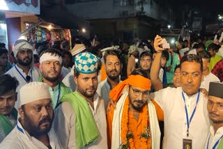 Muslims shower flowers on Bajrang Dal workers