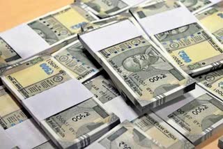 Hawala money case in Hyderabad  people arrested in Hawala money case  Hyderabad Hawala money case  ಕೈಯಿಂದ ಕೈಗೆ ಬದಲಾಗುತ್ತಿದ್ದ ಹವಾಲಾ ಹಣ  ನಗದು ವಶಕ್ಕೆ ಪಡೆದ ಪೊಲೀಸರು  ತೆಲಂಗಾಣ ಪೊಲೀಸರು ವಶ  ಹವಾಲಾ ವ್ಯಾಪಾರಿ ಲಲಿತ್  ಬಂಧಿತರ ವಿರುದ್ಧ ಪ್ರಕರಣ