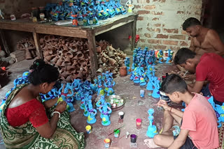 Artisans busy in making Diwali dolls before Deepabali 2022