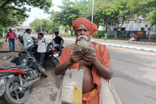 யாசகம் செய்து பெற்ற 10,000 ரூபாயை முதல்வர் நிவாரண நிதிக்கு கொடுத்த நல்லுள்ளம்