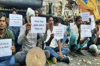 migrant workers protest against contractor in Dumka