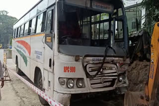 Etv Bharatkozhikode ksrtc bus accident  ksrtc bus accident  kozhikode  കോഴിക്കോട്  കെഎസ്ആര്‍ടി  കോഴിക്കോട് അരീക്കാട്