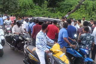 man suicide attempting in public place  suicide attempting in public place at Bellary  Man petrol pouring on self  ಪಬ್ಲಿಕ್​ ಸ್ಥಳದಲ್ಲಿ ಆತ್ಮಹತ್ಯೆಗೆ ಯತ್ನಿಸಿದ ವ್ಯಕ್ತಿ  ಮೈಮೇಲೆ ಪೆಟ್ರೋಲ್​ ಸುರಿದುಕೊಂಡು ಬೆಂಕಿ  ಬೆಂಕಿ ಹಚ್ಚಿಕೊಂಡು ಆತ್ಮಹತ್ಯೆಗೆ ಯತ್ನಿಸಿದ ಘಟನೆ