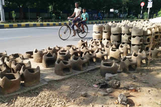 Muslim women are making clay stoves in Patna