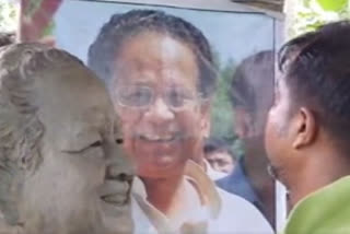 Pavitra Saikia preparing Statue of Tarun Gogoi