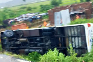 Tourist bus of Rajasthan overturns in Giridih